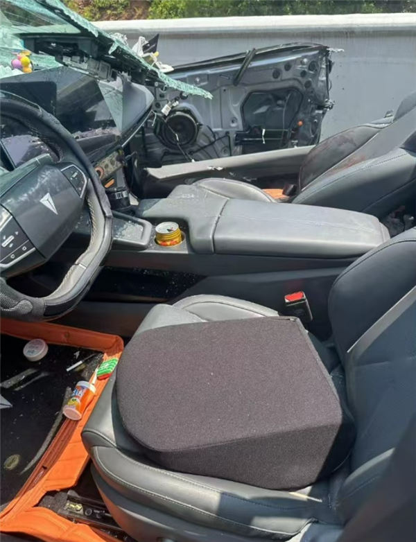 男子驾驶深蓝SL03高速追尾货车:因气囊没爆欲讨说法