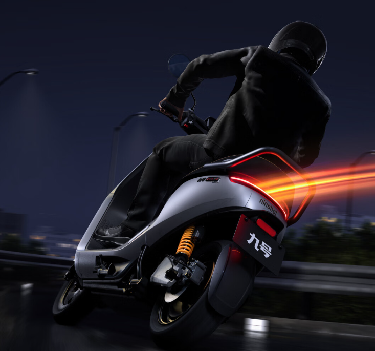 九号电动摩托车 E300P MK2 发布:5.9s 零百加速、125km 混合工况续航