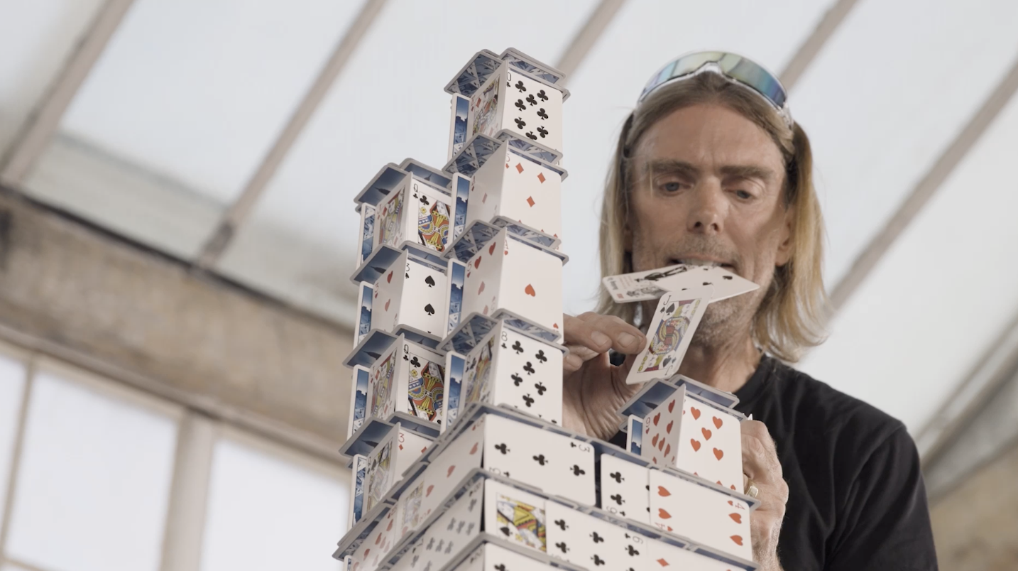 荣耀Magic V3挑战成功：打造世界最高纸牌屋，获吉尼斯认证