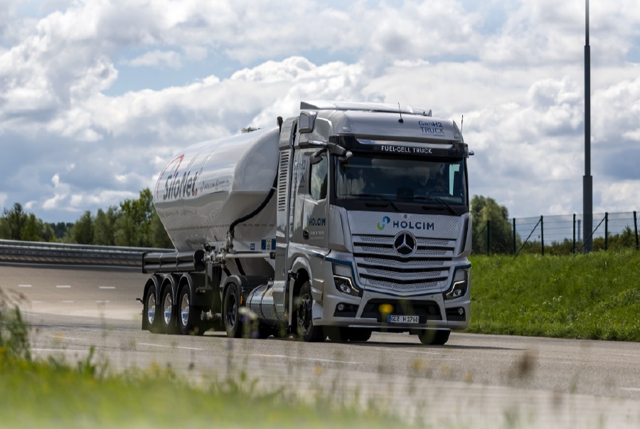 梅赛德斯-奔驰 GenH2 氢燃料电池卡车启动首批客户路测