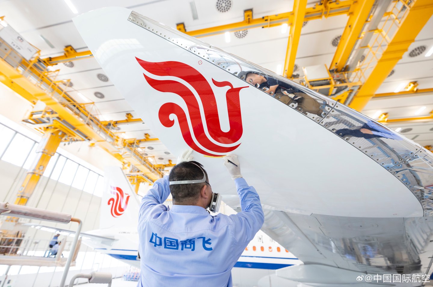 国航首架 C919 国产大飞机亮相:“变装”全过程公开