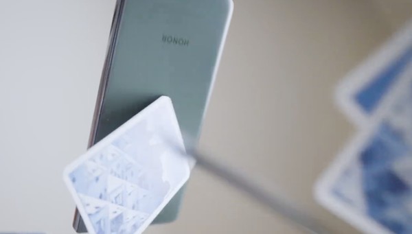 吉尼斯世界纪录 荣耀Magic V3成功登顶世界最高纸牌屋