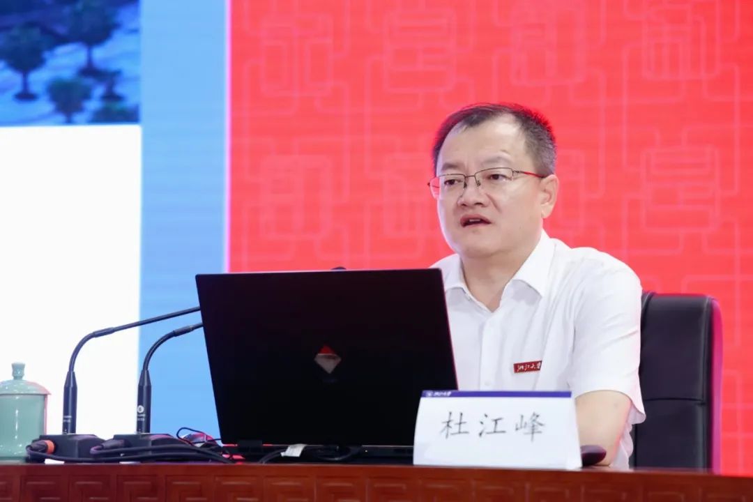 浙大校长杜江峰寄语新生:全心投入到有使命的学习和创新中