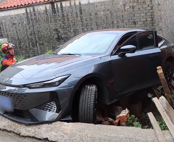 误把油门当刹车:新手女司机开上房顶