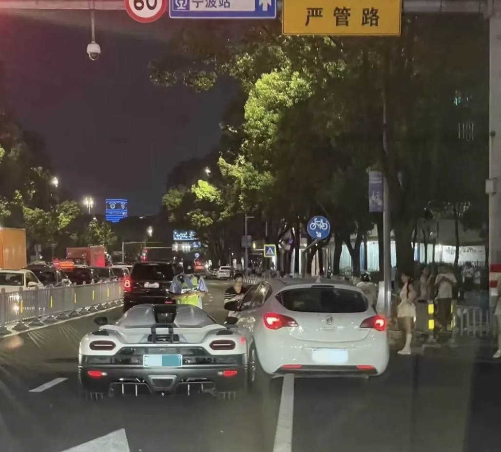 编造“4700 万跑车被撞定损 406 万”谣言,一宁波男子为博取眼球造谣被警方予以行政处罚