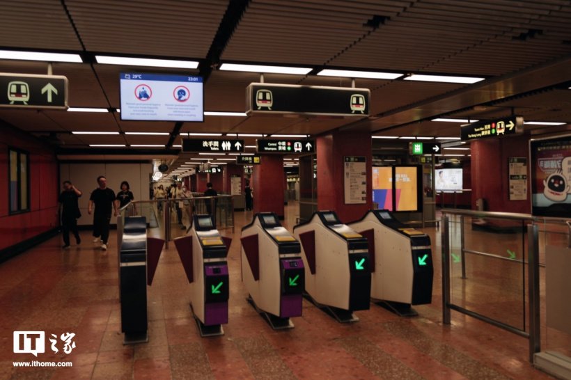 香港 MTR 港铁今起可用银联信用卡闪付过闸，支持实体卡 / 手机虚拟卡