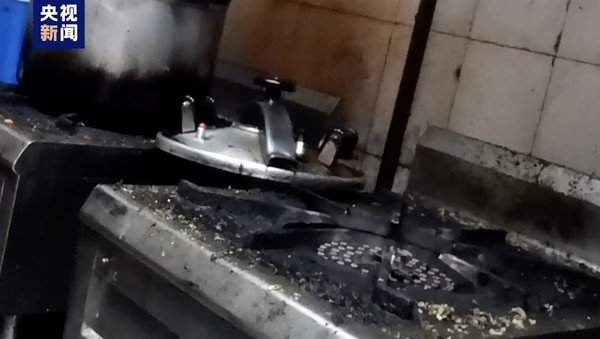 央视曝光外卖店乱象:30家外卖店铺共用一张执照 厨房卫生触目惊心