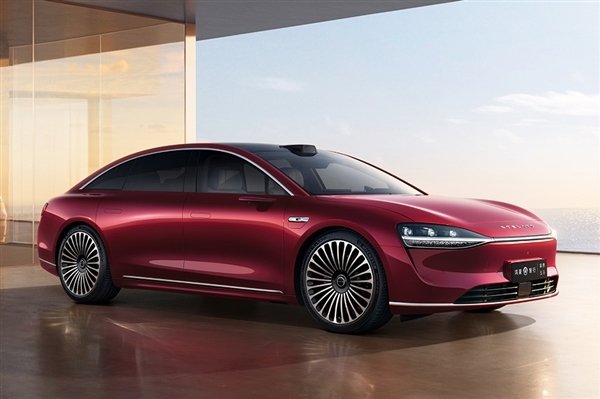 享界S9高速飞坡测试引争议!享界汽车回应:有人动方向盘了