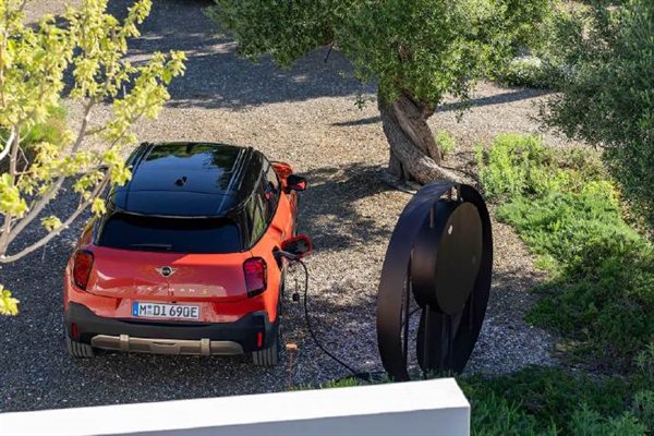 结合品牌最成功的两款车型打造!全新电动MINI ACEMAN将于8月27日上市