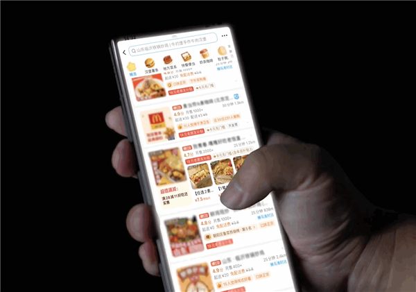 央视曝光外卖店乱象:30家外卖店铺共用一张执照 厨房卫生触目惊心