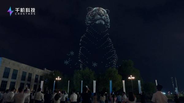 创新合作,共筑璀璨夜空——千机科技与新华社助力哈尔滨太阳岛企业家年会