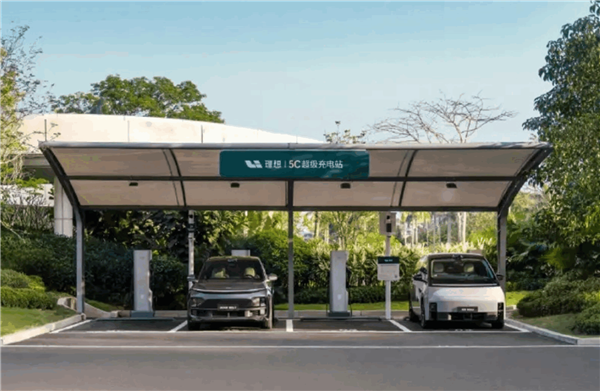 打响高端纯电普及攻坚战!理想汽车与首程控股签署合作协议 成立首程超充公司