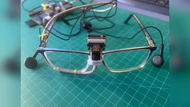 开发者利用树莓派打造“盲人的第三只眼”:通过 AI 助力视障人士出行