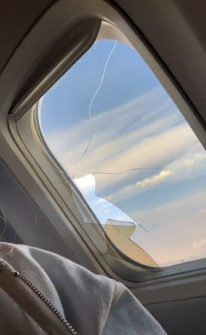 乘客手肘一碰飞机窗户就裂开:为什么透明胶贴贴还能继续飞