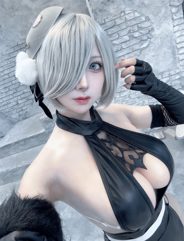 日本妹子COS《尼尔》2B美图赏:皮肤白皙 身材完美