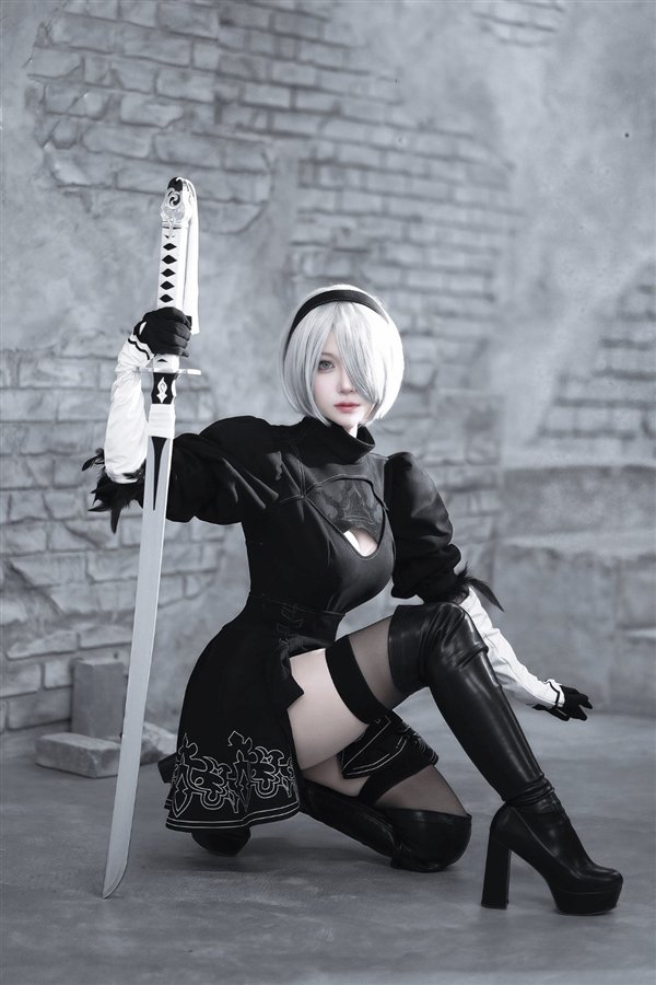 日本妹子COS《尼尔》2B美图赏:皮肤白皙 身材完美