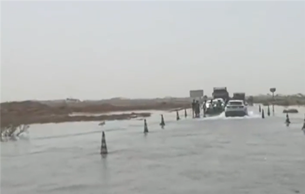 新疆塔克拉玛干沙漠发洪水:致多辆车公路上熄火