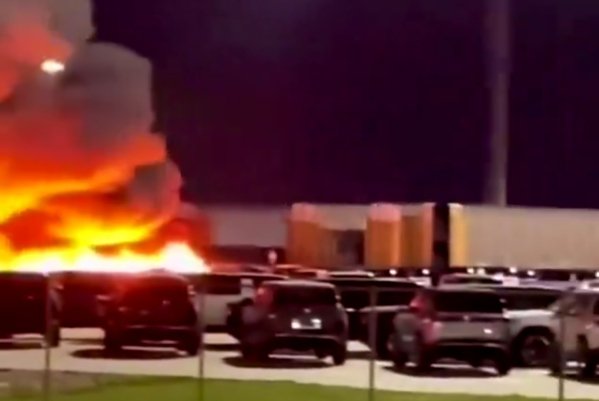 美国新势力Rivian工厂发生火灾:超50台车被烧 原因未明