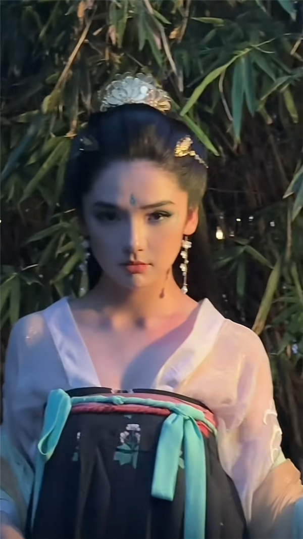 《黑神话:悟空》蜘蛛精二姐面捕女子Cos自己 网友惊叹:一模一样