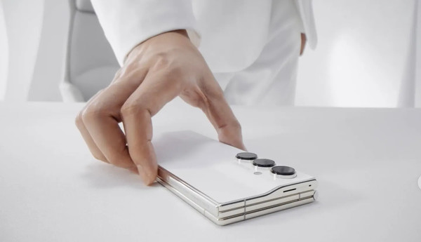 传音发布三折叠屏概念手机 屏幕10英寸 厚度11mm