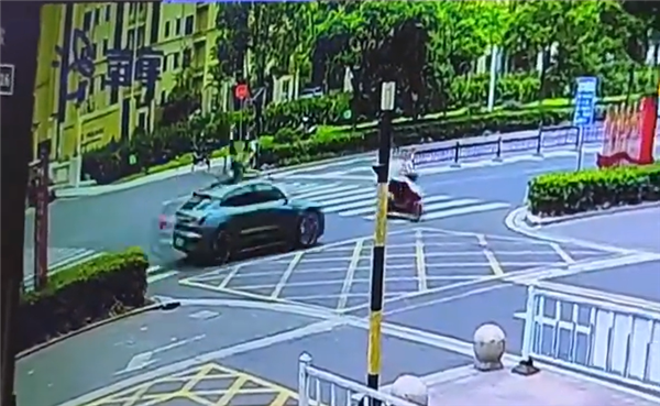 男子开极氪001超速与电动自行车相撞 官方通报:2死1伤