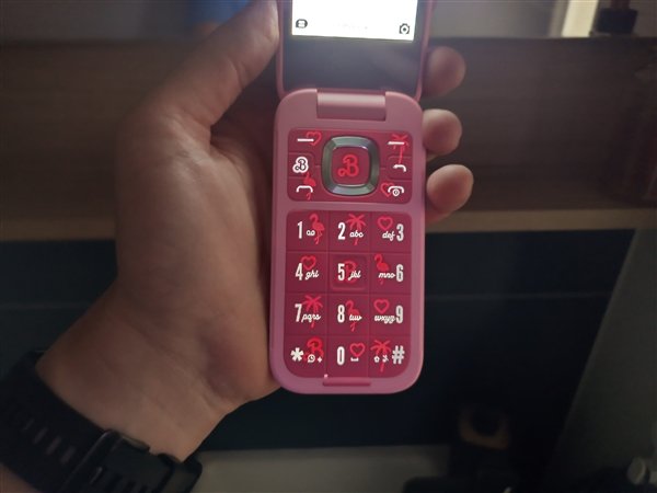 919元!HMD Barbie芭比联名翻盖机发布:粉色机身少女心爆棚