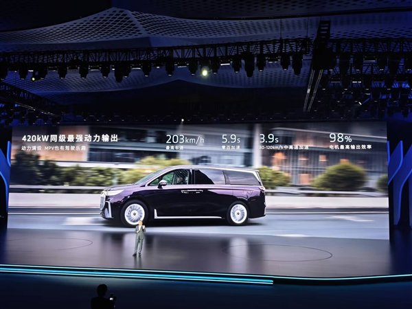 同级最强!新岚图梦想家全系标配智电四驱:零百仅需5.9s