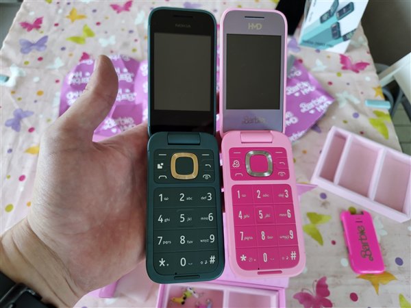 919元!HMD Barbie芭比联名翻盖机发布:粉色机身少女心爆棚