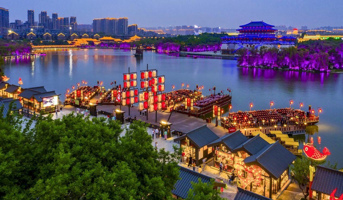 　　图为曲江文旅经营的大唐不夜城