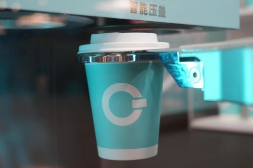 第5代升级版咖啡机器人COFE+亮相2024数博会