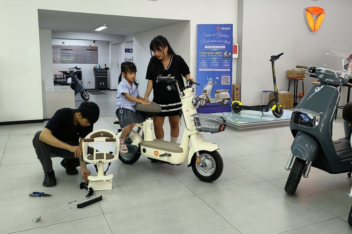 　　（众多越南家庭选择雅迪电动车作为接娃工具）