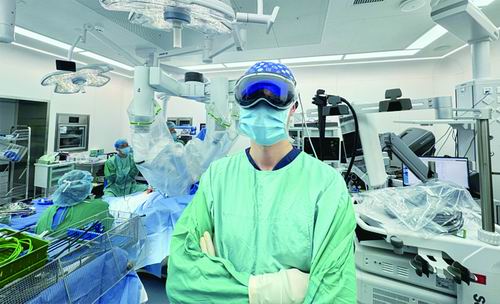 全球首次！医生头戴空间计算装备做手术