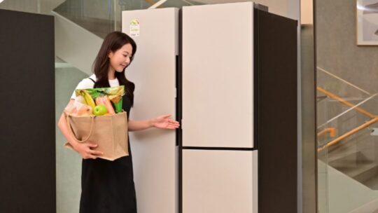 懒人福音：三星新款 AI 冰箱支持电动开门