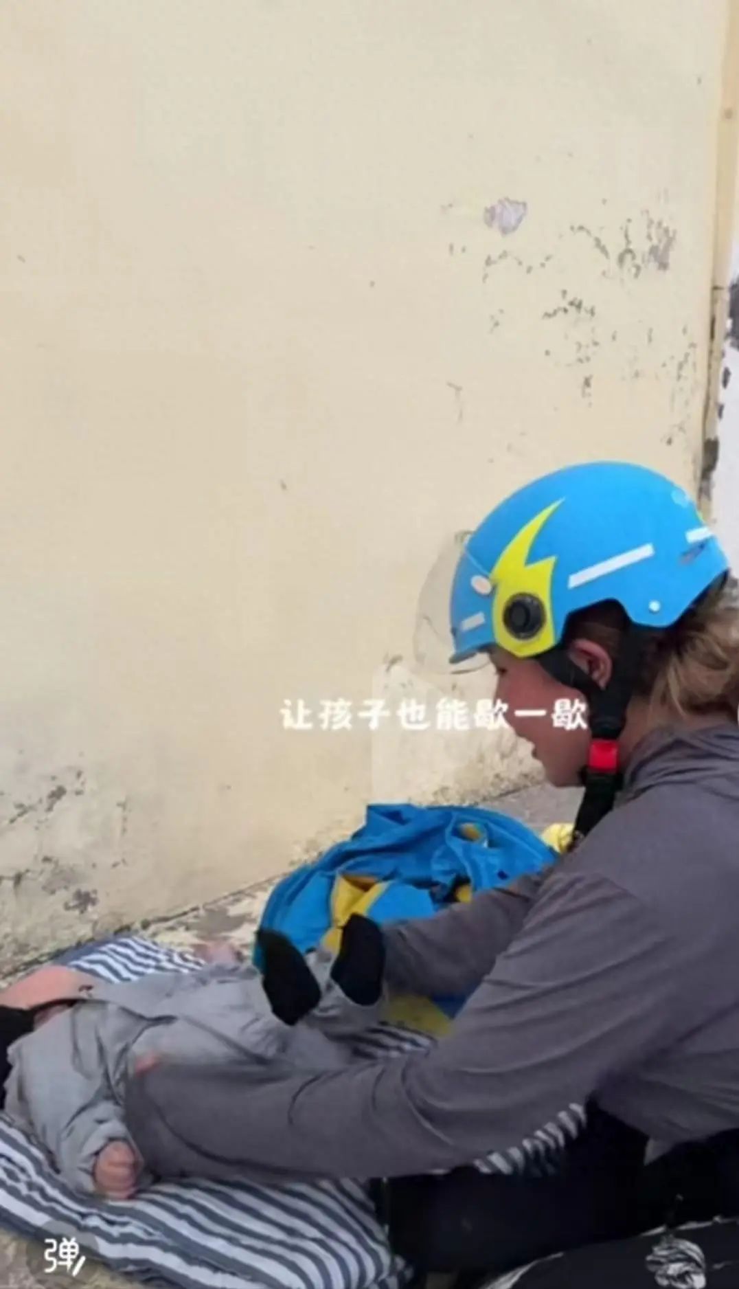 王女士送外卖间歇照顾孩子。图/受访者提供