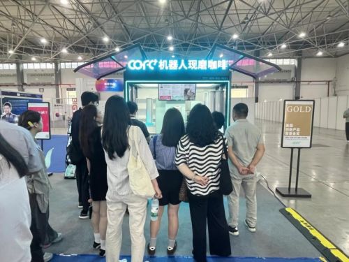 第5代升级版咖啡机器人COFE+亮相2024数博会