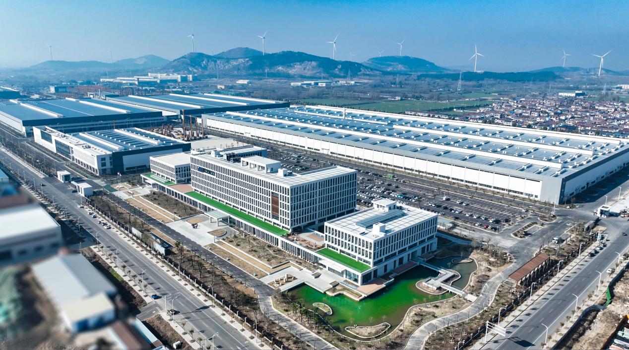 (图为徐工厂区应用光伏发电与地热能源泵系统)