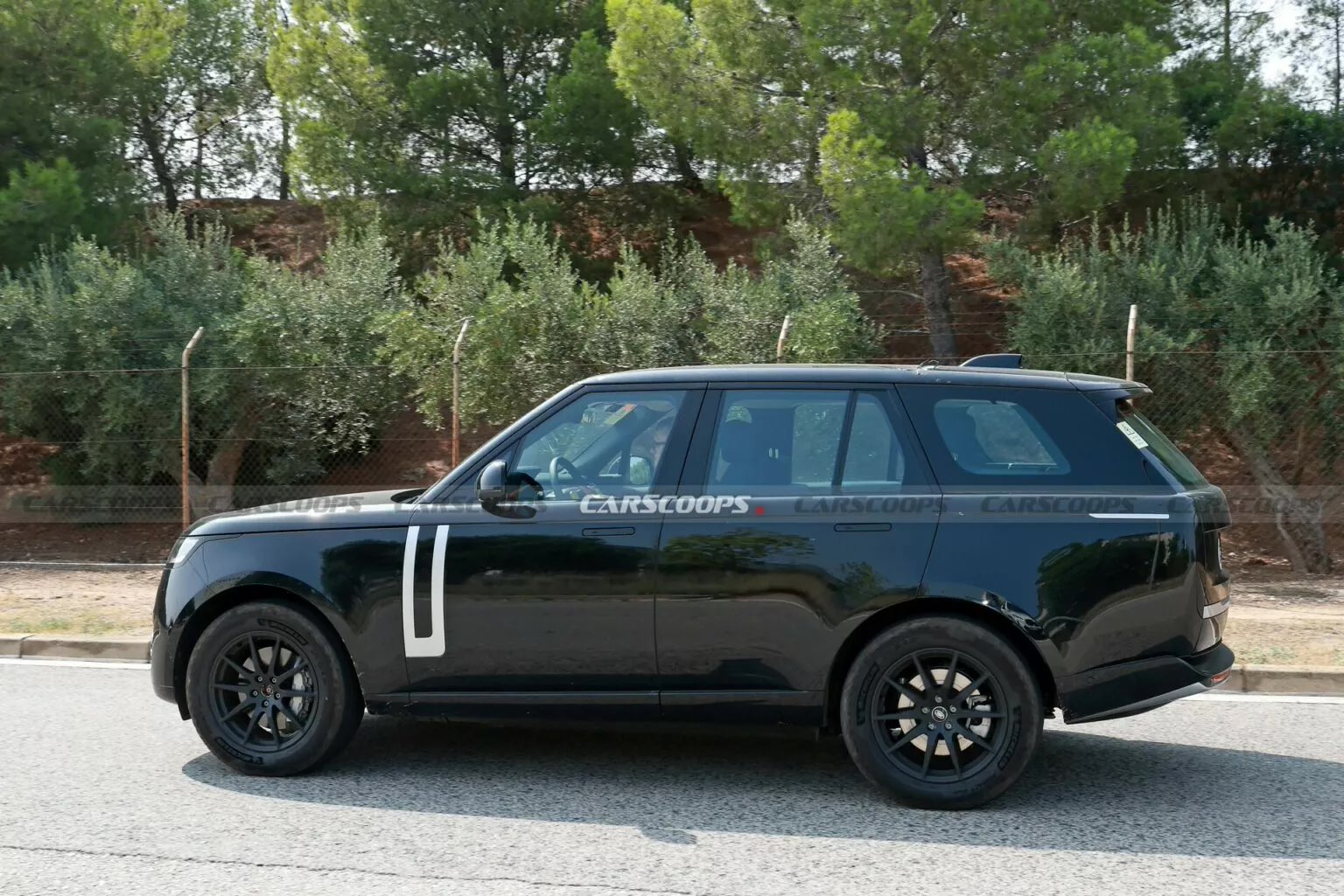 电动版路虎揽胜路测照曝光:无伪装膜,采用半封闭式进气格栅