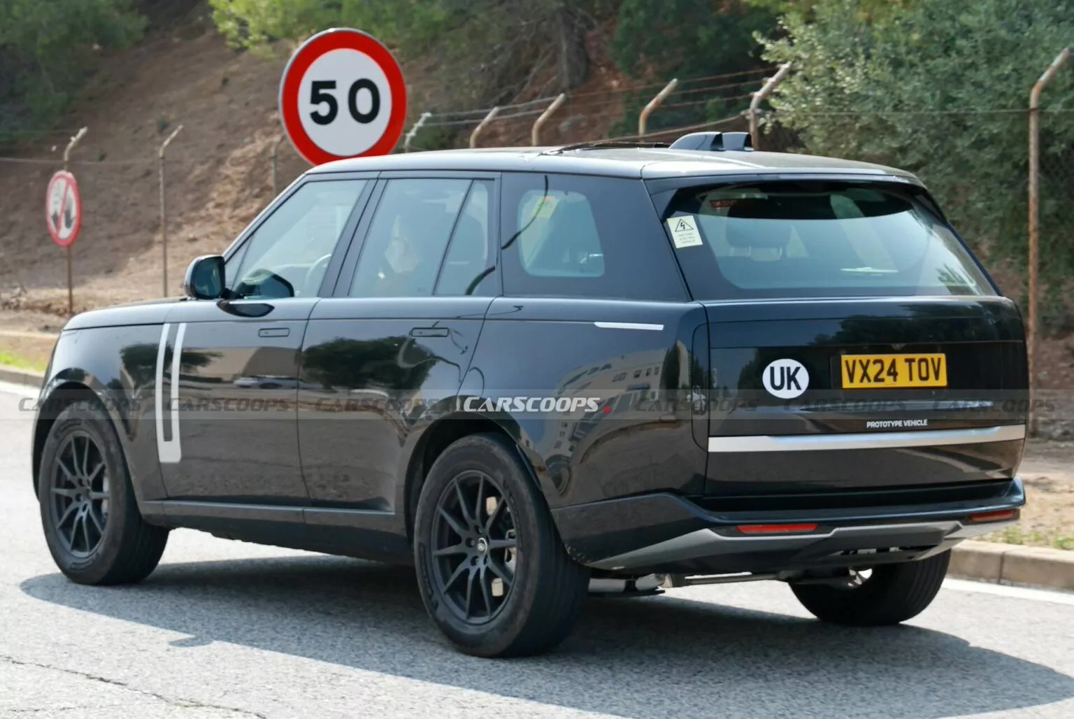 电动版路虎揽胜路测照曝光:无伪装膜,采用半封闭式进气格栅