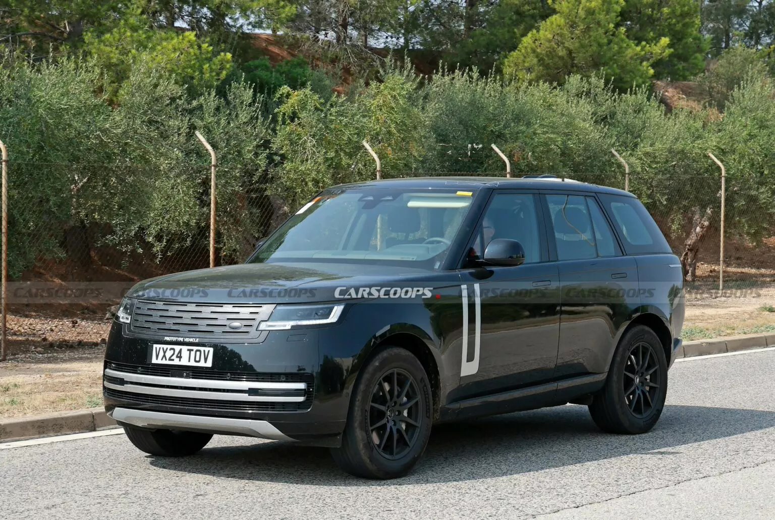 电动版路虎揽胜路测照曝光:无伪装膜,采用半封闭式进气格栅