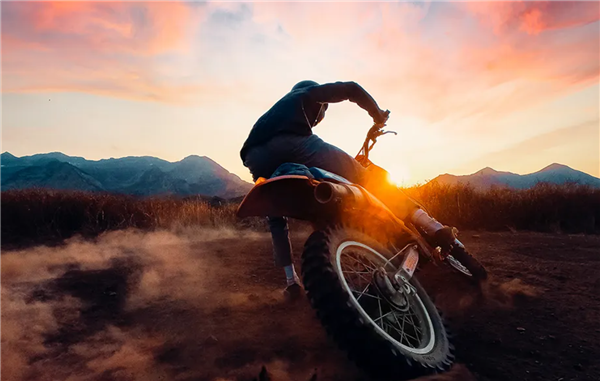 运动相机之王GoPro要出摩托车头盔了:支持HUD显示屏