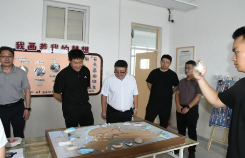 “智”汇成爱!安道教育向‘郭守敬故里’邢台市郭村小学捐赠智慧黑板