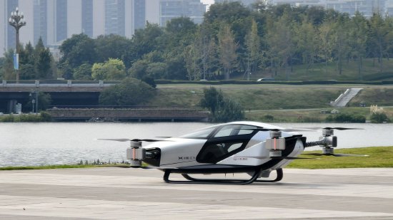 小鹏汇天旅航者 X2 飞行表演:具备自动驾驶、感知避障等功能