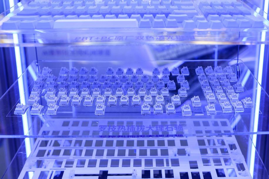 外设头部品牌罗技推出首款AI客制化无线机械键盘,入局细分市场定义新标准