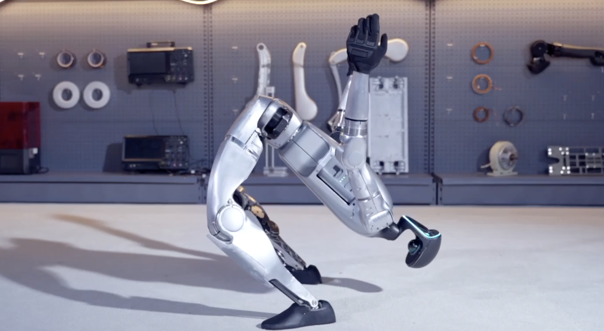 专访宇树科技王兴兴:在人形机器人的巨变前夜,做一个敏锐的谨慎派