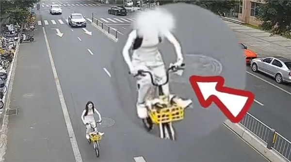 女子拿手机骑单车摔倒:抢救无效后身亡