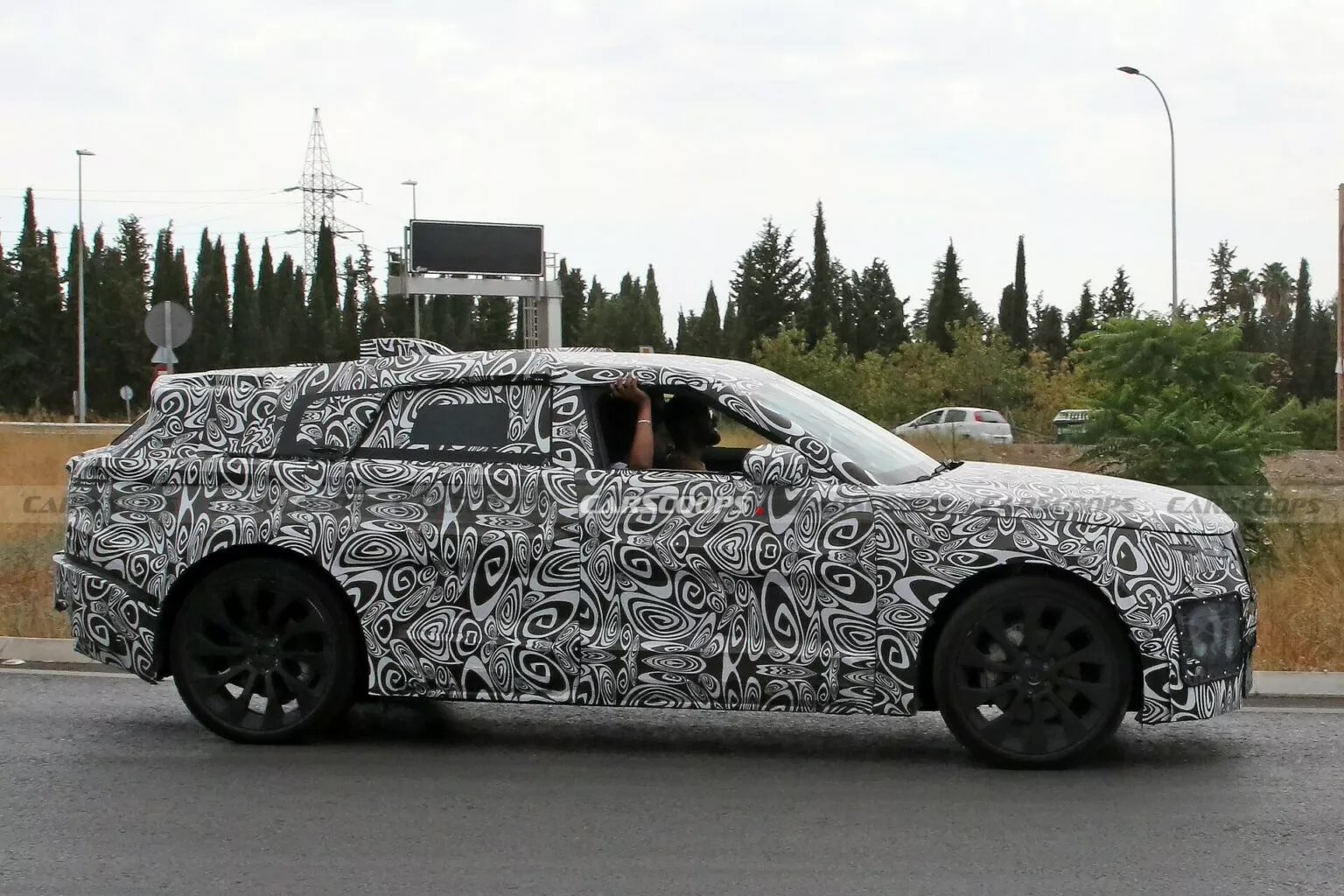 路虎揽胜新款星脉 SUV 原型路测照曝光:更运动、采用 EMA 平台,有望明年登场