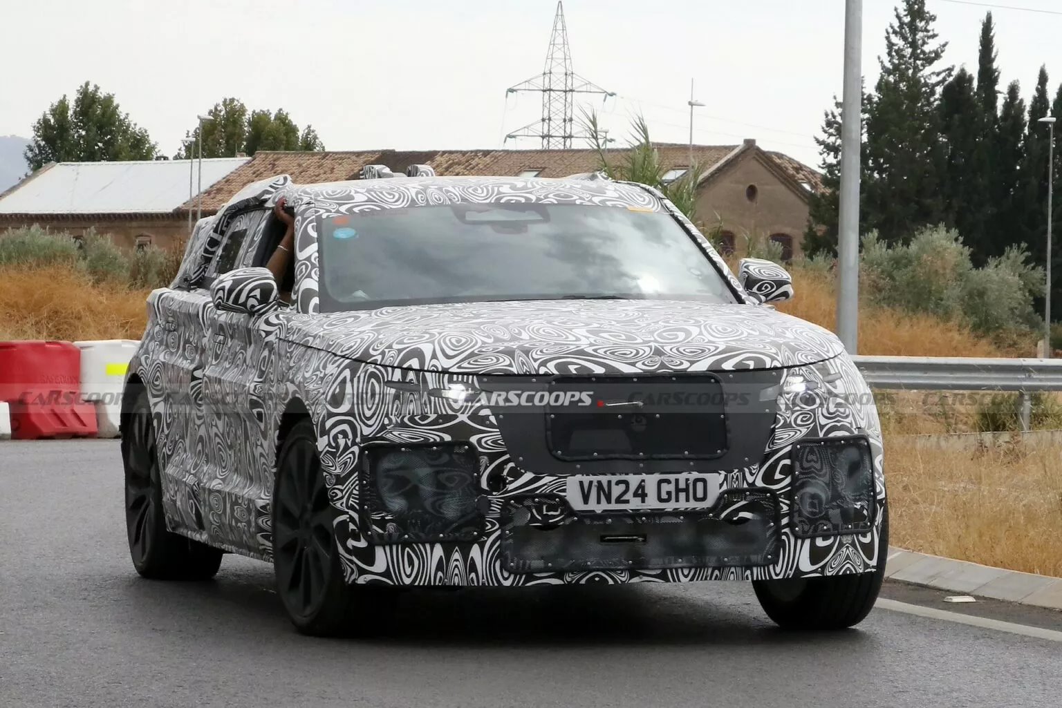 路虎揽胜新款星脉 SUV 原型路测照曝光:更运动、采用 EMA 平台,有望明年登场