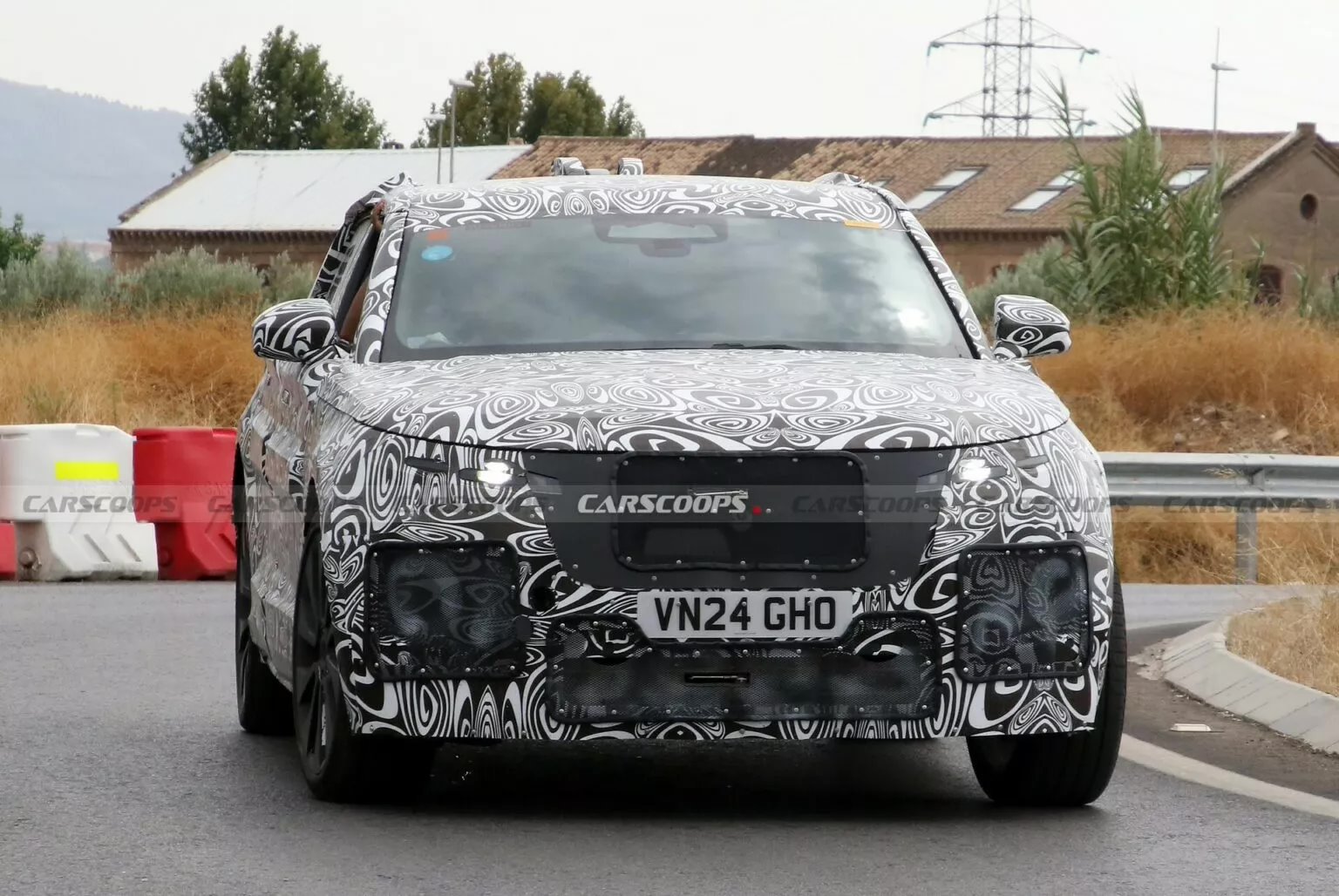 路虎揽胜新款星脉 SUV 原型路测照曝光:更运动、采用 EMA 平台,有望明年登场