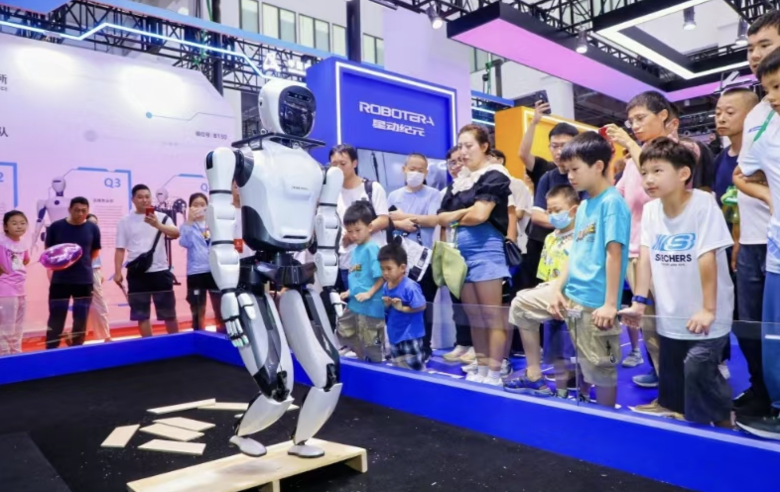 人形机器人井喷前夜|星动纪元陈建宇:产业有可能以超预期速度发展