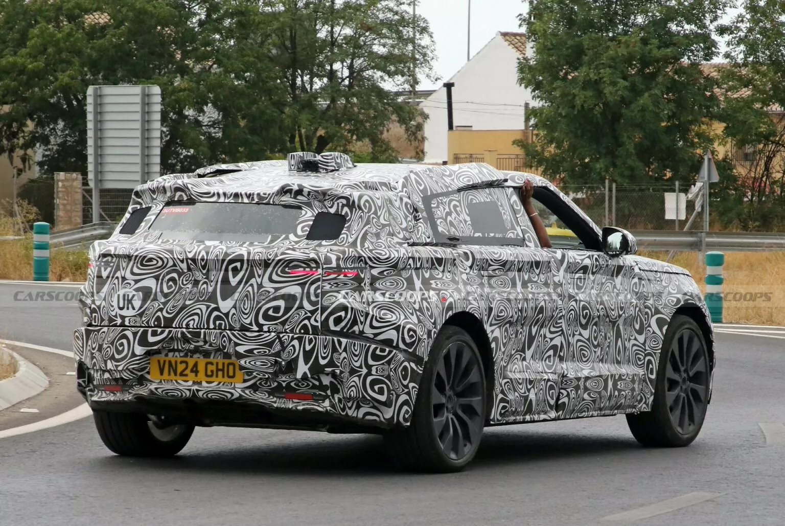 路虎揽胜新款星脉 SUV 原型路测照曝光:更运动、采用 EMA 平台,有望明年登场